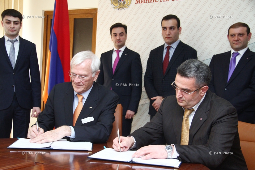 Signing of the contract between the Golden Palace and the company Carlson Rezidor