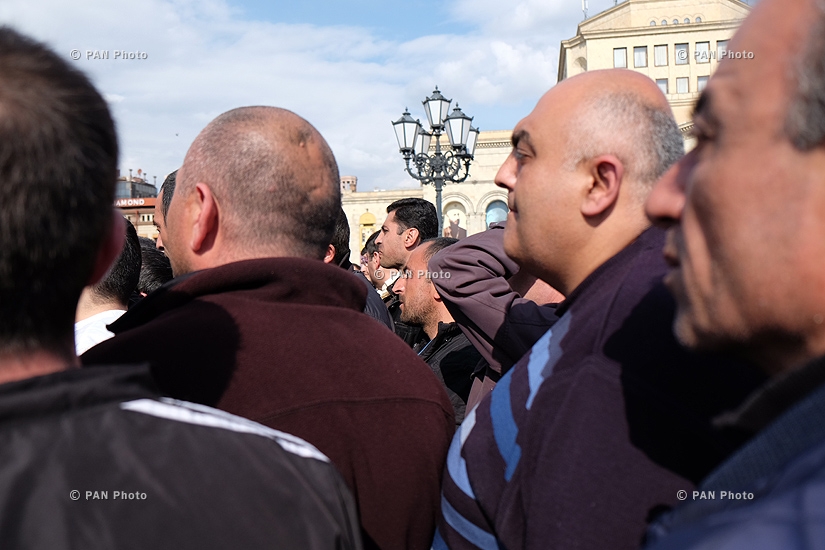 Տաքսու վարորդների բողոքի ցույցը Հանրապետության հրապարակում