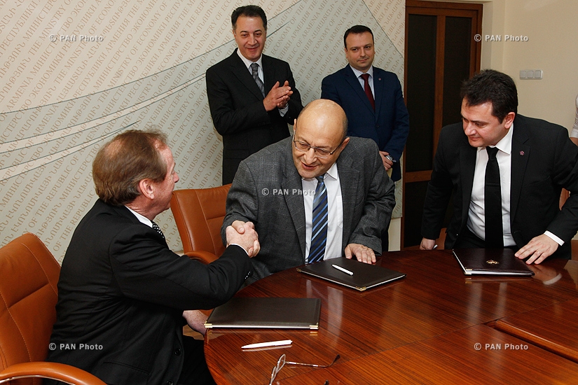 Signing of the agreement between the Union of IT companies and WCIT on holding in Armenia in 2019. International Forum of Information Technologies