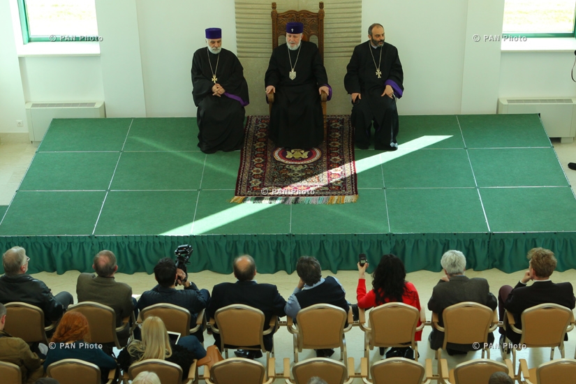 Участники международного медиа-форума «У подножия Арарата» посетили Ечмиадзин