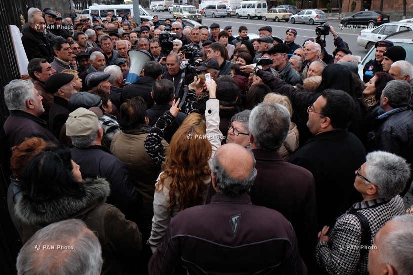 Акция протеста работников завода «Наирит» напротив здания Парламента РА