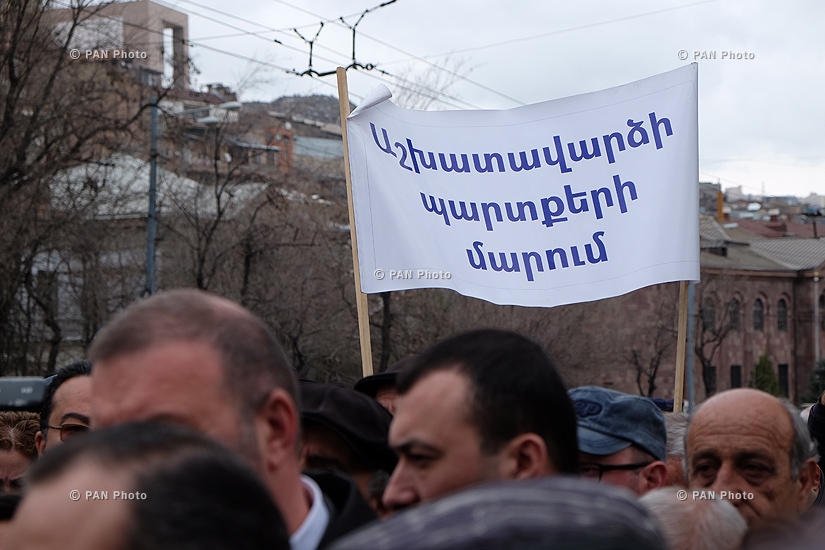 Акция протеста работников завода «Наирит» напротив здания Парламента РА