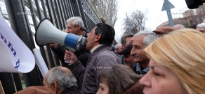 Акция протеста работников завода «Наирит» напротив здания Парламента РА