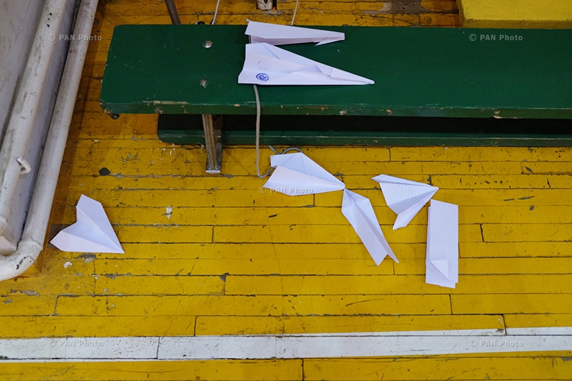 Чемпионат мира по запуску бумажных самолетиков «Red Bull Paper Wings 2015»: День 1