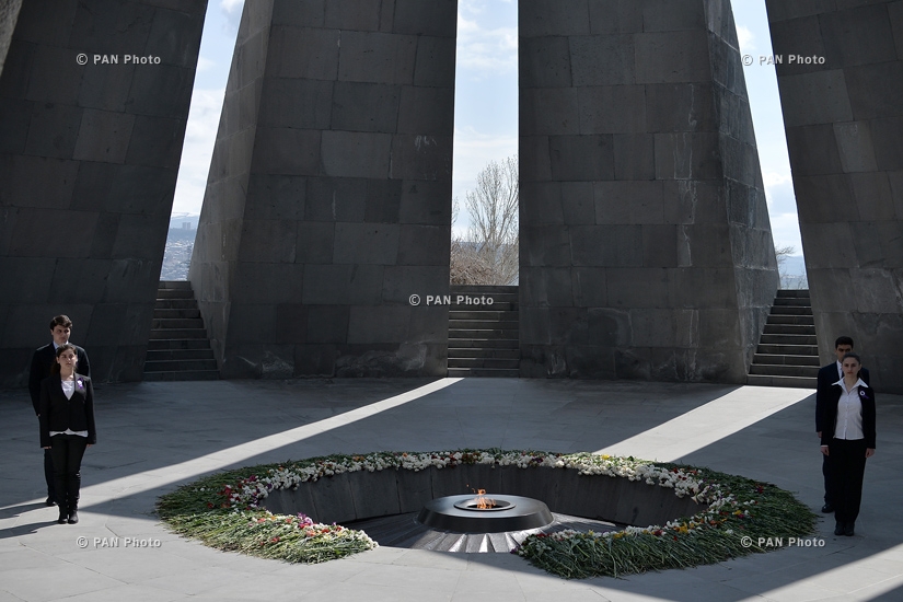Armenian school students start keeping guard at Genocide Memorial 