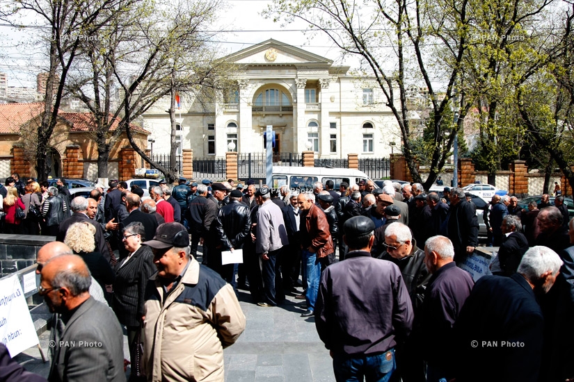 Protest of Nairit plant employees in front of Presidential house