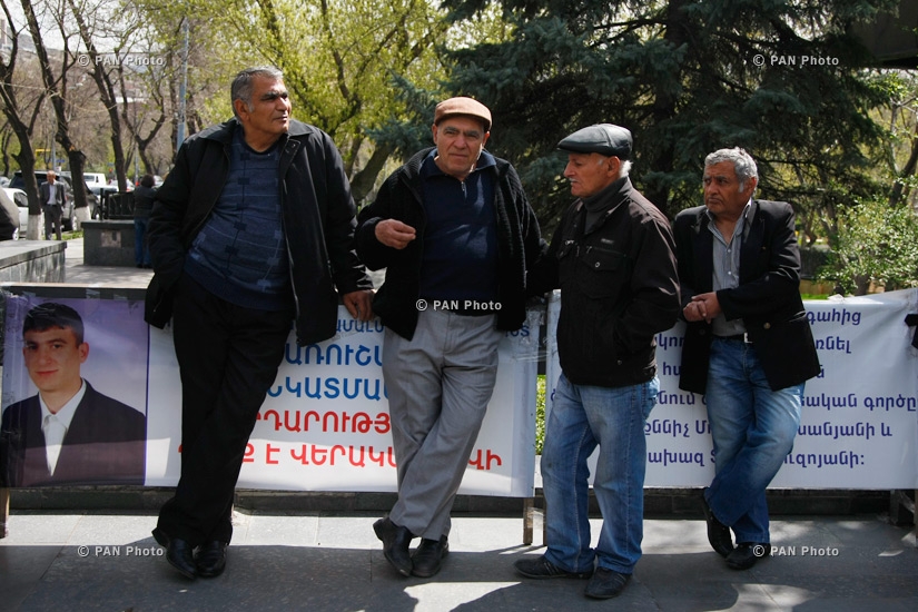 Акция протеста работников завода «Наирит» напротив здания резиденции президента Армении