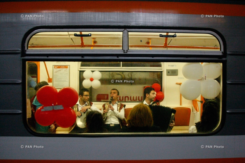 В ереванском метро состоялись концерты городского фольклора и серенадной музыки, посвященные Дню материнства и красоты