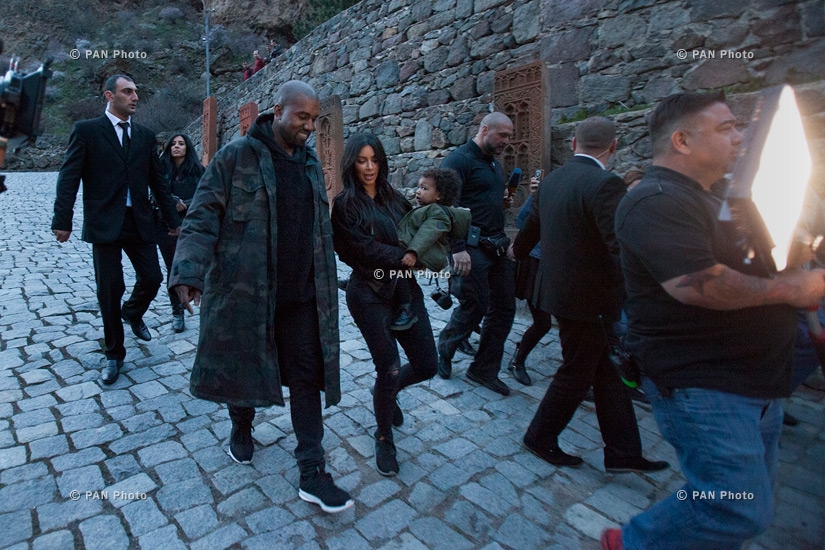 Ким Кардашян  вместе с семьей посетила Монастырь Гегард