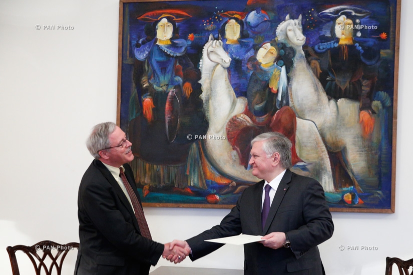 Новоназначенный посол Ирландии в Армении Джон Бигар передал копии верительных грамот Министру иностранных дел Армении Едварду Налбандяну