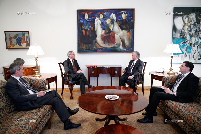 Новоназначенный посол Ирландии в Армении Джон Бигар передал копии верительных грамот Министру иностранных дел Армении Едварду Налбандяну