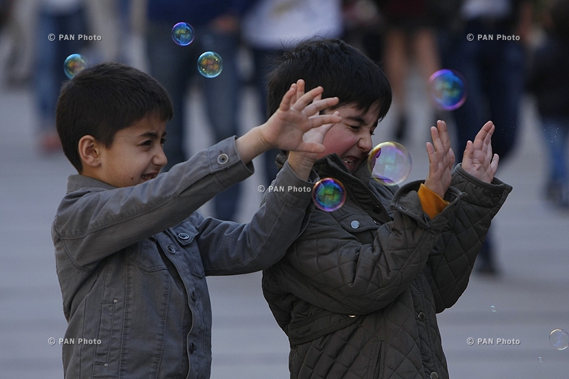 Праздник мыльных пузырей в Ереване