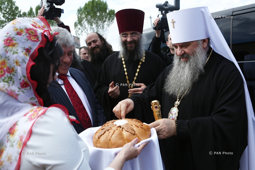 Торжественная церемония освящения колоколов и крестов русской православной церкви Святого Креста