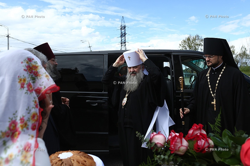 Торжественная церемония освящения колоколов и крестов русской православной церкви Святого Креста