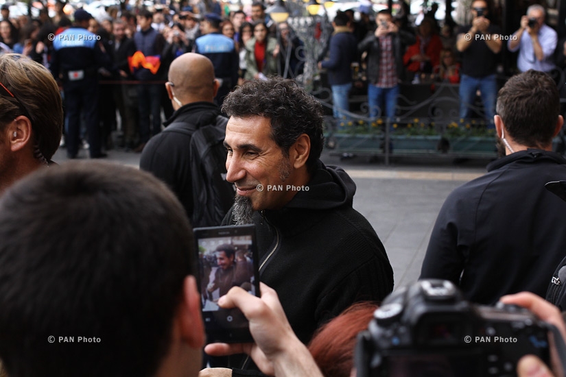 Fans meet with System of A Down rock band