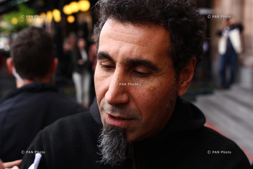 Fans meet with System of A Down rock band