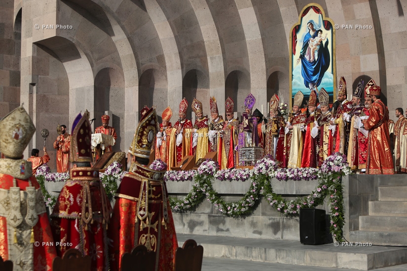 Հայոց ցեղասպանության զոհերի սրբադասման արարողությանը Էջմիածնում