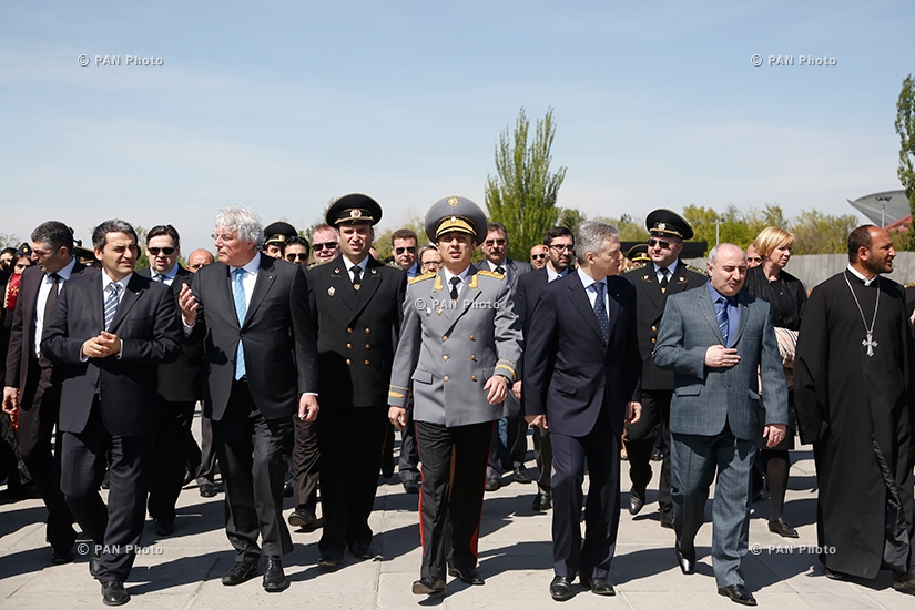 Делегации из СПИСА РА и Международного союза судебных исполнителей посетили мемориал Геноцида армян 