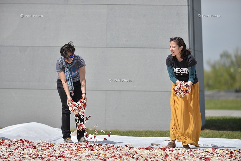 Сбор цветов в мемориале Геноцида армян