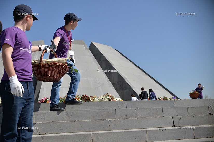 Сбор цветов в мемориале Геноцида армян