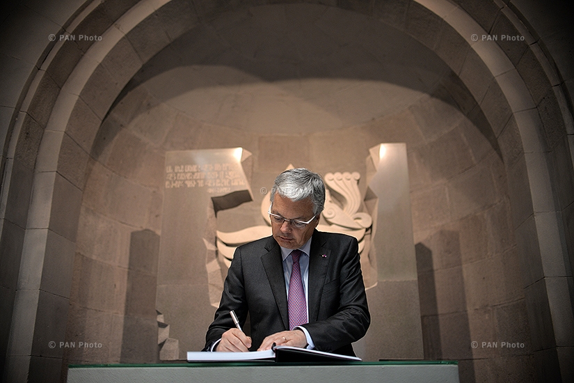 Вице-премьер, министр иностранных дел Бельгии Дидье Рейндерс посетил мемориал Цицернакаберд и музей Геноцида.