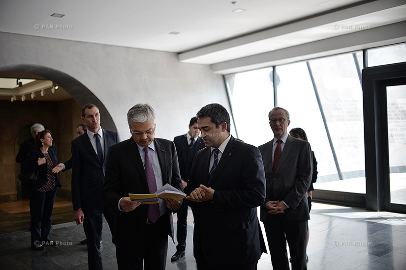 Belgian Foreign Minister Didier Reynders visits Armenian Genocide memorial and museum