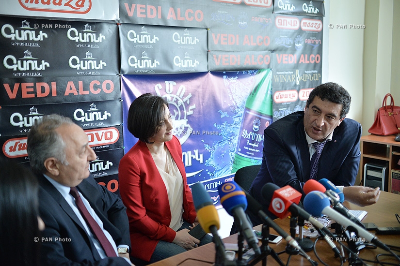 Press conference of Vardan Ayvazyan (RPA) and economist Vardan Bostanjyan