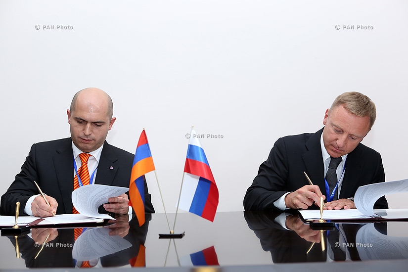 Armenian and Russian Ministers of Education and Science Armen Ashotyan and Dmitry Livanov sign an agreement on conditions for the activities of the Armenian-Russian (Slavonic) University