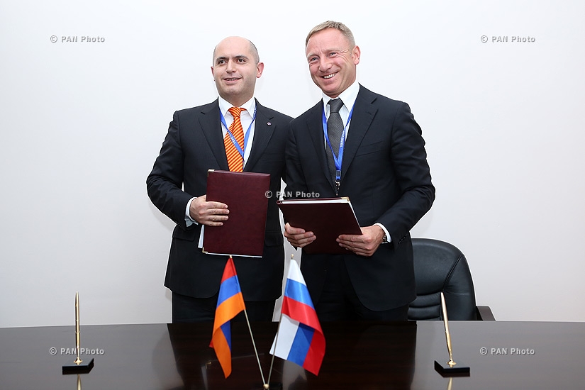 Armenian and Russian Ministers of Education and Science Armen Ashotyan and Dmitry Livanov sign an agreement on conditions for the activities of the Armenian-Russian (Slavonic) University