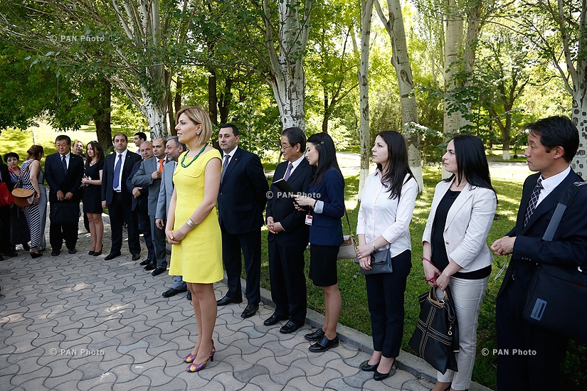 Церемония посадки сакуры в саду Национального Собрания Армении в качестве символа армяно-японской дружбы