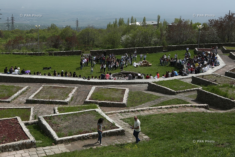  451 добровольцам, трудившимся во время мероприятиях к 100-летию Геноцида армян, вручены благодарственные грамоты