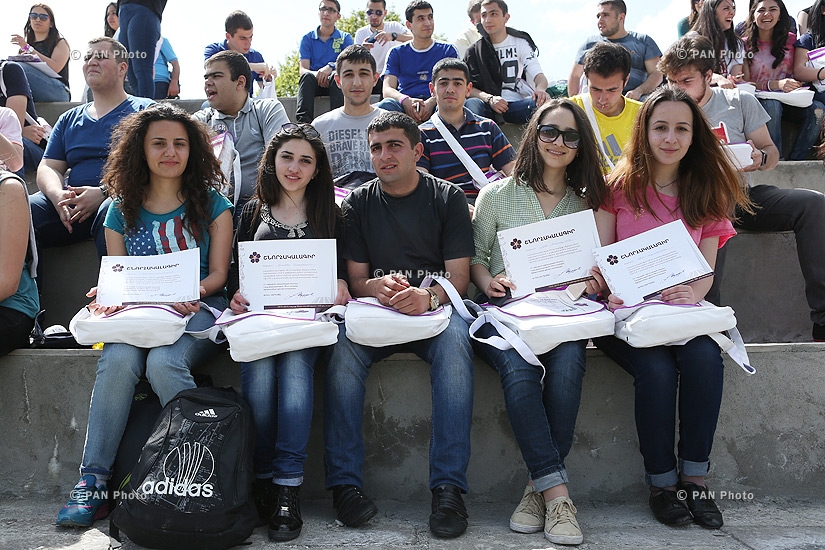  451 добровольцам, трудившимся во время мероприятиях к 100-летию Геноцида армян, вручены благодарственные грамоты