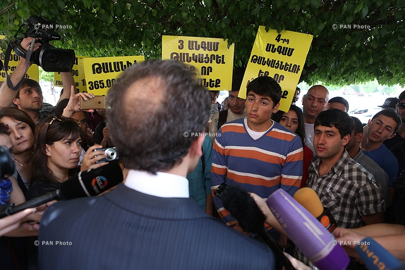 ՀՅԴ Հայաստանի երիտասարդական և «Նիկոլ Աղբալյան» ուսանողական միությունների բողոքի ցույցն ընդդեմ էլերկտրաէներգիայի թանկացման