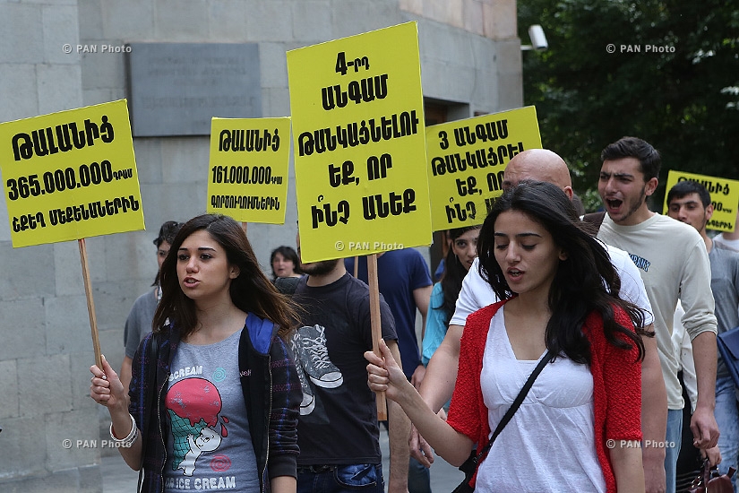 Акция членов студенческого союза «Никол Агбалян» АРФ «Дашнакцутюн» против повышения цен на электроэнергию 
