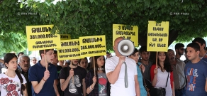 Акция членов студенческого союза «Никол Агбалян» АРФ «Дашнакцутюн» против повышения цен на электроэнергию 