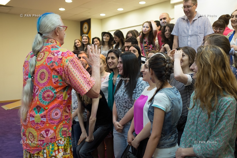 Доктор, клоун Пэтч Адамс посетил Американский университет Армении