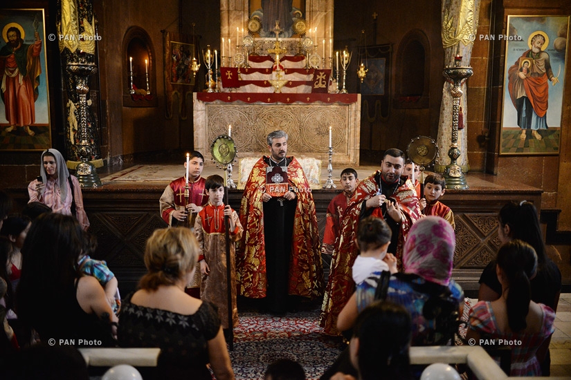Благословение детей  в церкви Св. Ованеса