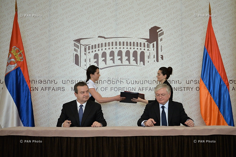 Министр иностранных дел Армении Эдварда Налбандян и действующий председатель ОБСЕ, Министр иностранных дел и первый вице-премьер-министр Сербии Ивица Дачич подписали соглашение о визовой либерализации