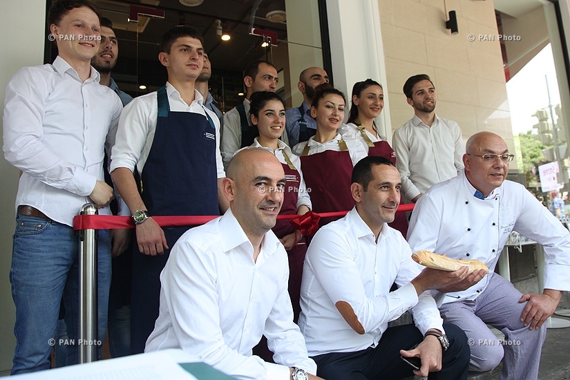 Հայաստանում Ֆրանսիայի դեսպան Ժան-Ֆրանսուա Շարպանտիեն մասնակցել է Երևանում Baguette&Co ֆրանսիական հացաբուլկեղենի խանութ-սրճարանի բացմանը 