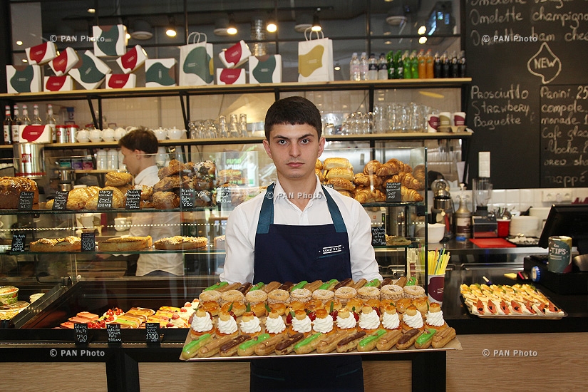 Հայաստանում Ֆրանսիայի դեսպան Ժան-Ֆրանսուա Շարպանտիեն մասնակցել է Երևանում Baguette&Co ֆրանսիական հացաբուլկեղենի խանութ-սրճարանի բացմանը 