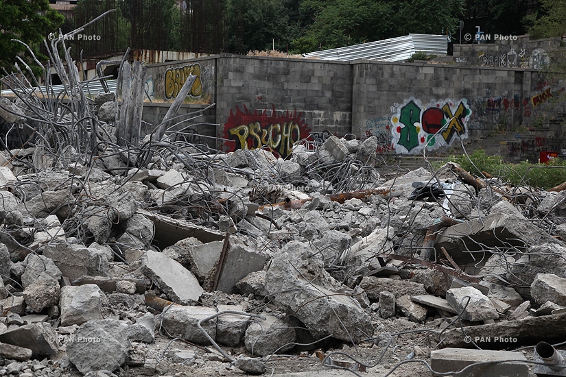 Old swimming pool demolished in the framework of Saryan-Mashtots section park amelioration