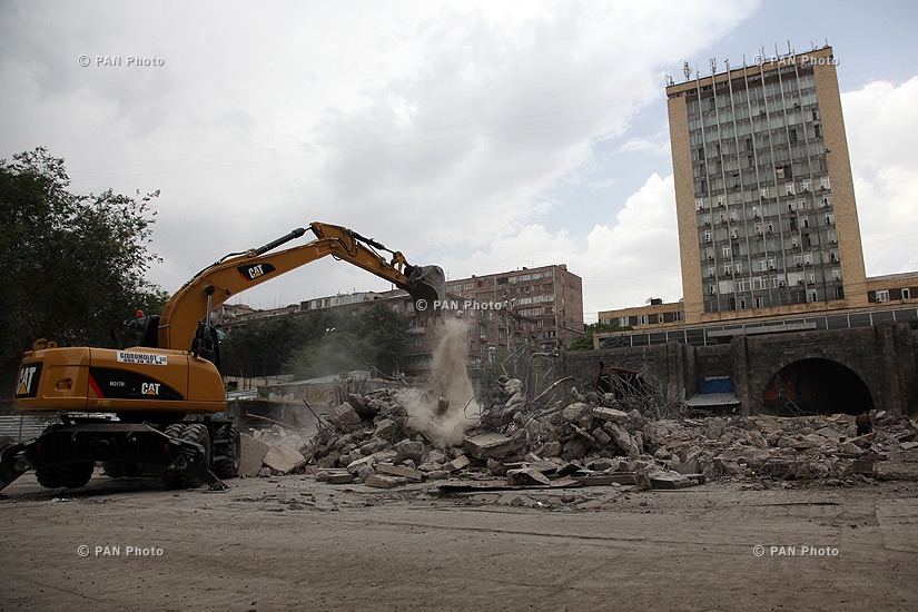 В рамках работ по благоустройству парка между улицей Сарьяна и проспектом Маштоца разрушили старые фонтаны