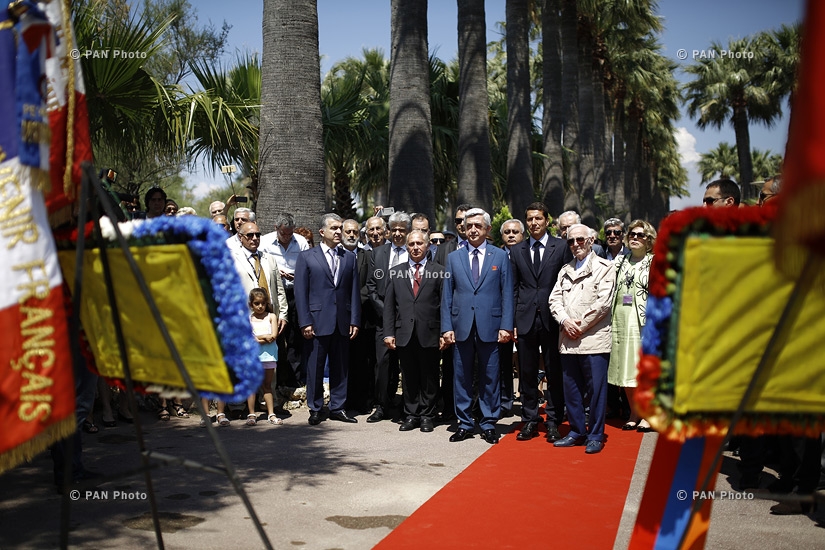 Армянская делегация во главе президента Сержа Саркисяна и Шарля Азнавура возложила цветы к памятнику жертвам  Геноцида армян в Каннах