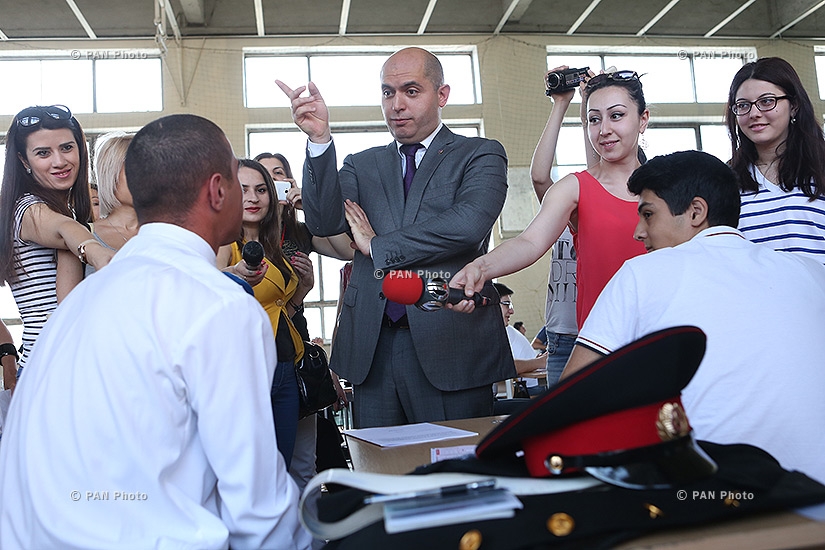 Единый экзамен по физике: Министр образования Армен Ашотян посетил экзаменационный центр