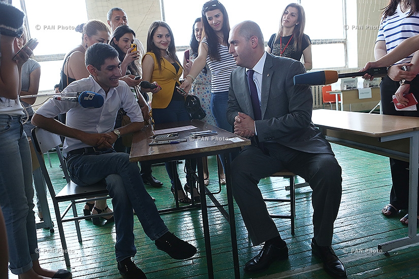 Physics exam: Minister of Science and Education visits examination center