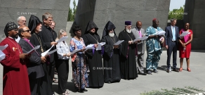 В Мемориальном комплексе Цицернакаберд прошла совместная молитва представителей христианских церквей в память о жертвах Геноцида армян