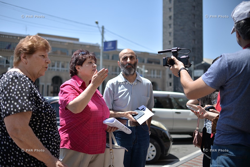 Կոմիտաս 5ա-ի բնակիչների ցույցը Երեւանի քաղաքապետարանի առջև