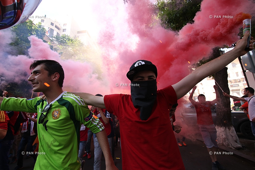 Армяские фанаты перед футбольным матчем Армения - Португалия 