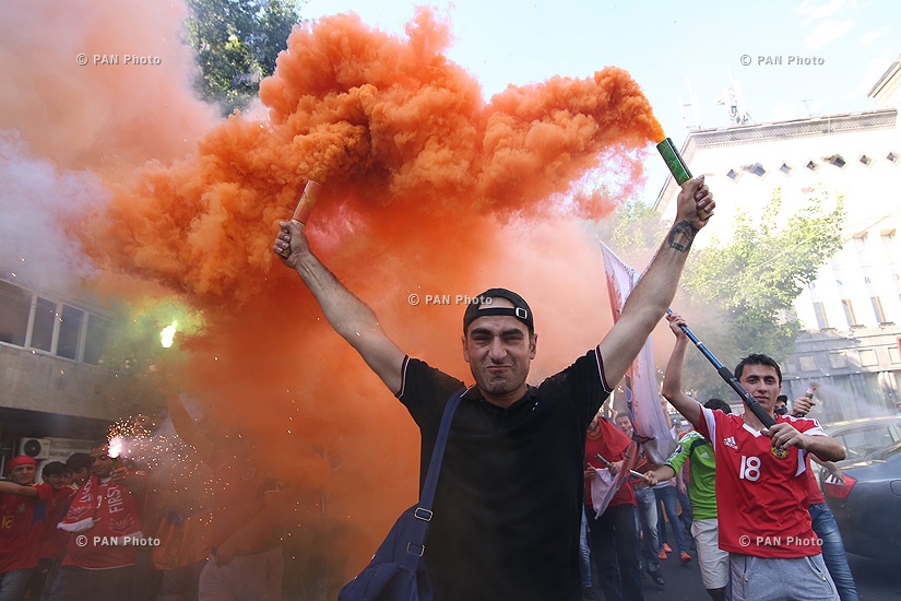 Армяские фанаты перед футбольным матчем Армения - Португалия 
