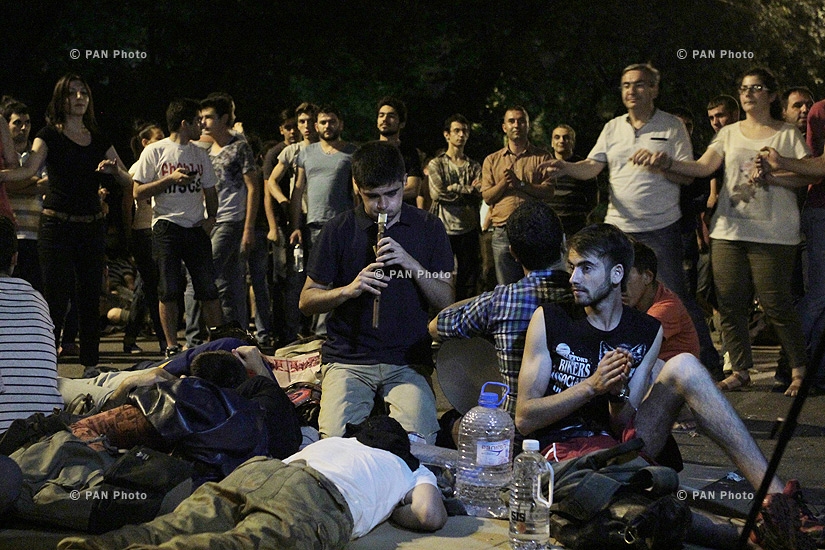 Հունիսի 25. Բողոքի ցույցին հաջորդող լուսաբացը Բաղրամյան պողոտայում